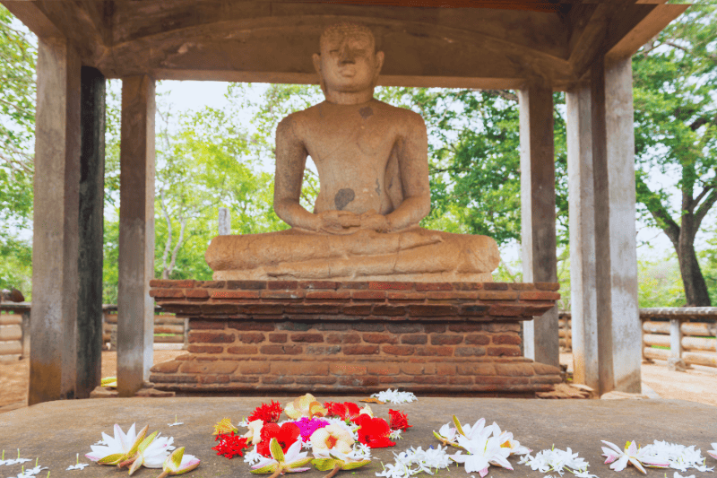 How to behave in Sri Lanka by respecting Sri Lankan traditions